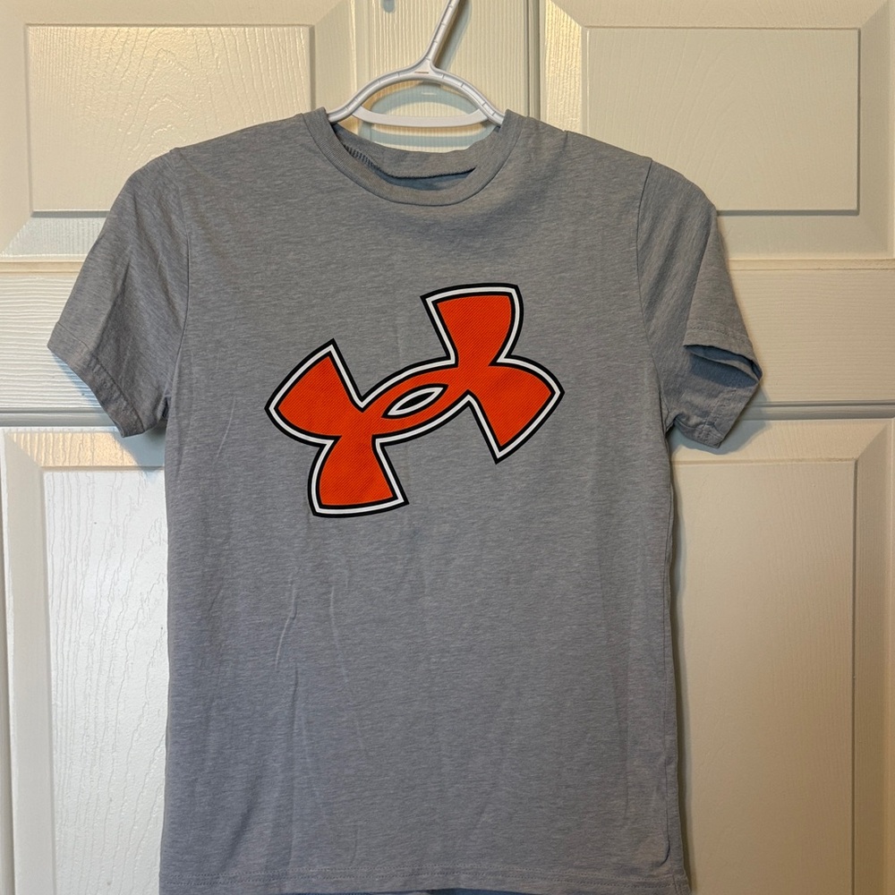 Boys medium loose Under Armour Heather Gray Tee with Bold Orange Emblem